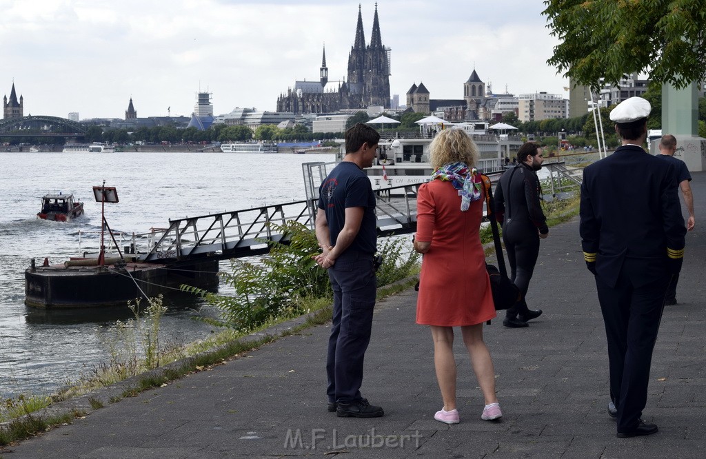 Uebung BF Taucher und Presse Koeln Zoobruecke Rhein P417.JPG - Miklos Laubert